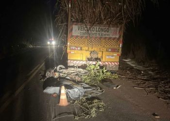 Motociclista morre ao colidir contra traseira de caminhão quebrado na Campos-São Francisco