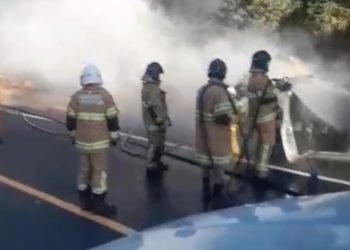 Carro pega fogo na entrada de Campos