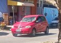 Poste cai sobre carro após caminhão puxar fiação e deixa duas pessoas feridas no Parque Aurora