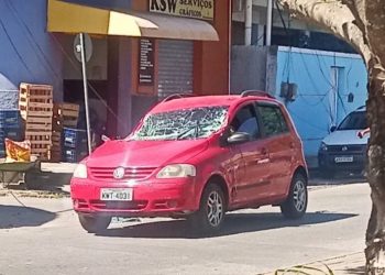 Poste cai sobre carro após caminhão puxar fiação e deixa duas pessoas feridas no Parque Aurora