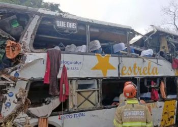 Acidente com ônibus que seguia para o Rio de Janeiro deixa dez mortos