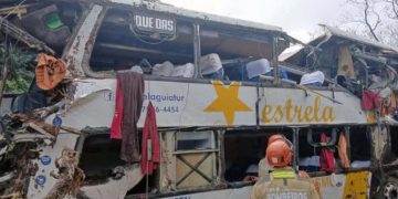 Acidente com ônibus que seguia para o Rio de Janeiro deixa dez mortos