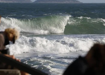 rio-tera-dia-de-chuva,-com-temperatura-em-declinio-e-mar-de-ressaca