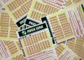 mega-sena-acumula-para-r$-102-milhoes;-confira-os-numeros-sorteados