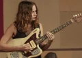 gabi-terra-e-destaque-do-reality-duelo-de-guitarras-na-tv-brasil