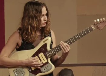 gabi-terra-e-destaque-do-reality-duelo-de-guitarras-na-tv-brasil