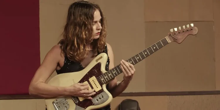 gabi-terra-e-destaque-do-reality-duelo-de-guitarras-na-tv-brasil