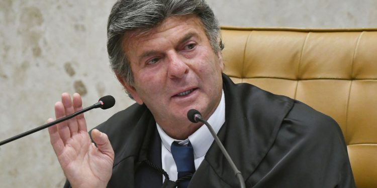 fux-suspende-decisao-de-dino-que-restabelecia-posts-de-nossa-senhora