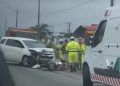 Acidente com moto e carro deixa motociclista ferido em Campos