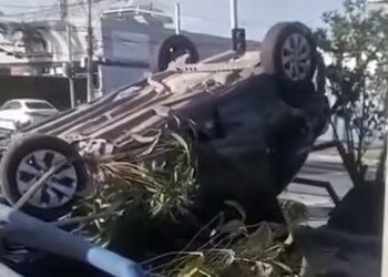 Carro capota e invade 28 de Março em Campos