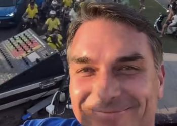 Flávio Bolsonaro desembarca em Campos para comício do PL neste sábado