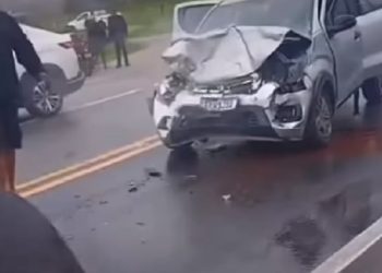 Acidente entre carro e ônibus da 1001 deixa três feridos na chegada de Campos