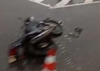 Colisão entre carro e moto trava o trânsito na BR-101, nas proximidades do Shopping Estrada