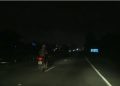 Motociclista vai parar no hospital após cair durante assalto e ter moto roubada em Campos