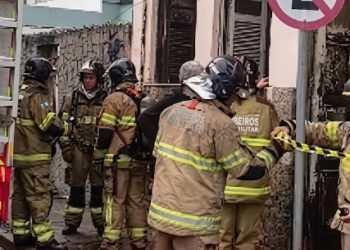 Cafeteira ligada provoca incêndio, e casa fica destruída na Avenida 28 de Março