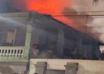 Incêndio atinge casarão histórico e mobiliza bombeiros no Centro de Campos