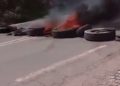 Moradores fazem protesto e bloqueiam BR-101 contra aumento nas passagens das vans em Campos