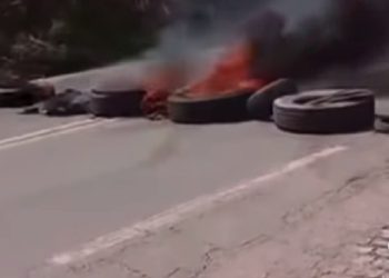 Moradores fazem protesto e bloqueiam BR-101 contra aumento nas passagens das vans em Campos