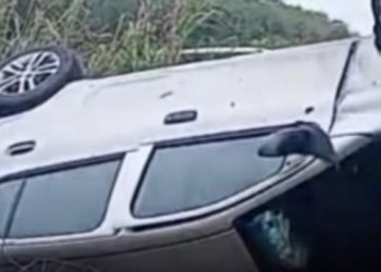 Motorista fica ferida após capotar com o carro na Campos-São Francisco