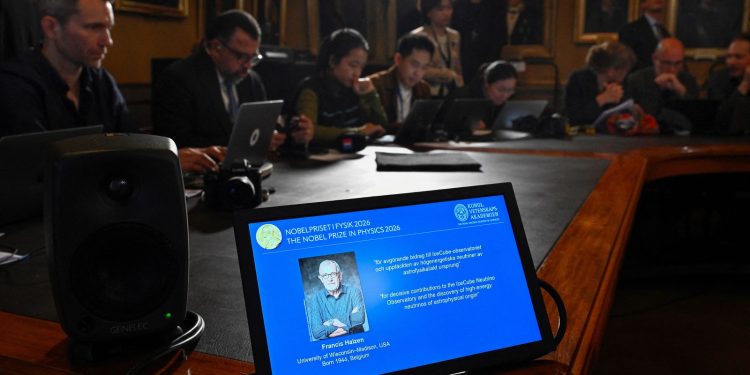 belga-que-descobriu-menor-particula-do-universo-recebe-nobel-da-fisica
