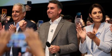 flavio-bolsonaro-recebe-apoio-de-partidos-e-fala-em-mudar-constituicao