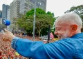 ato-pela-reeleicao-de-lula-leva-milhares-a-avenida-paulista