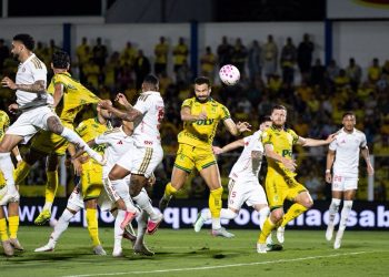 com-um-a-mais,-mirassol-vence-e-complica-internacional-no-brasileirao