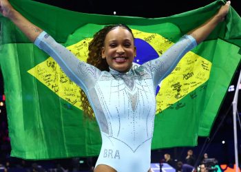 rebeca-andrade-conquista-o-tri-no-mundial-de-ginastica-na-holanda