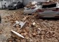 Imóvel desaba e atinge uma moto e três carros no Centro de Campos