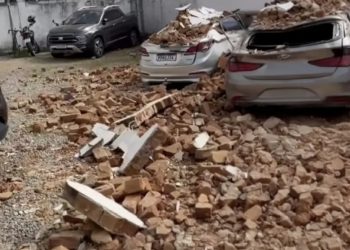 Imóvel desaba e atinge uma moto e três carros no Centro de Campos