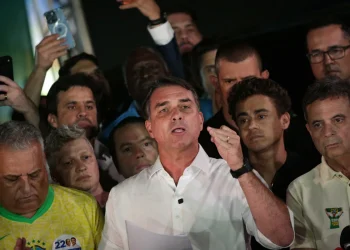 Flávio Bolsonaro não reconhece resultado do segundo turno e afirma que pedirá anulação da eleição