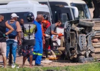 Motorista fica ferida após capotar com o carro próximo a passarela em Guarus