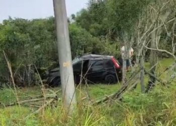 Motorista perde o controle na “Curva da Loira”, na Campos-Farol