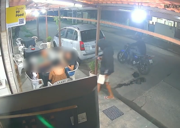 Clientes têm armas apontadas para a cabeça durante assalto em lanchonete no Jardim Carioca, em Guarus