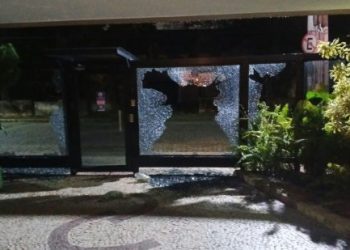Grupo de motoboys invade condomínio e causa destruição após discussão com porteiro em Campos