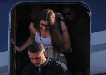 Aeronave com Flávio Bolsonaro e família pousa nos Estados Unidos