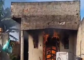 Casa é destruída por incêndio, e jovem inala fumaça na Baixada Campista