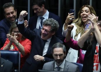 Senado aprova fim da escala 6×1 e redução da jornada de trabalho